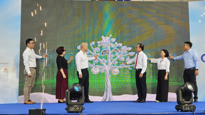 Các đại biểu thực hiện nghi thức phát động chiến dịch “30 năm – Cam kết xanh” tại sự kiện. Ảnh: MINH XUÂN