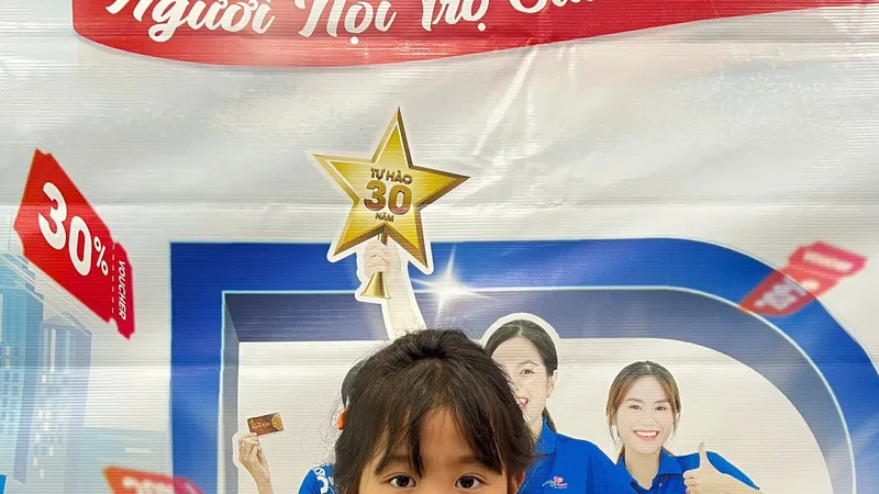 Khách hàng được tặng sữa khi mua hàng tại hệ thống Co.opmart. Ảnh HOÀNG HOA
