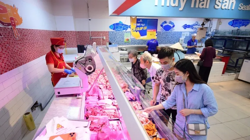 Lượng khách đến mua hàng tăng mạnh tại hệ thống siêu thị Co.opmart. Ảnh HỒNG CHÂU