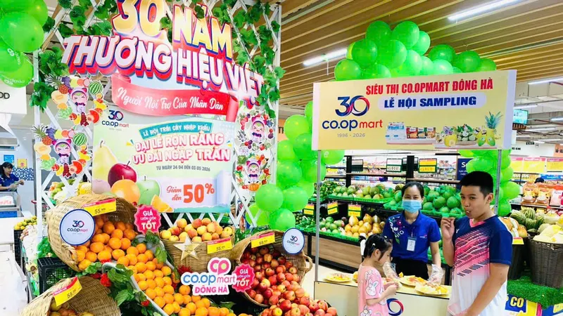 Người tiêu dùng trải nghiệm thử trái cây nhập khẩu tại siêu thị Co.opmart Đông Hà (tỉnh Quảng Trị). Ảnh MINH KHOA