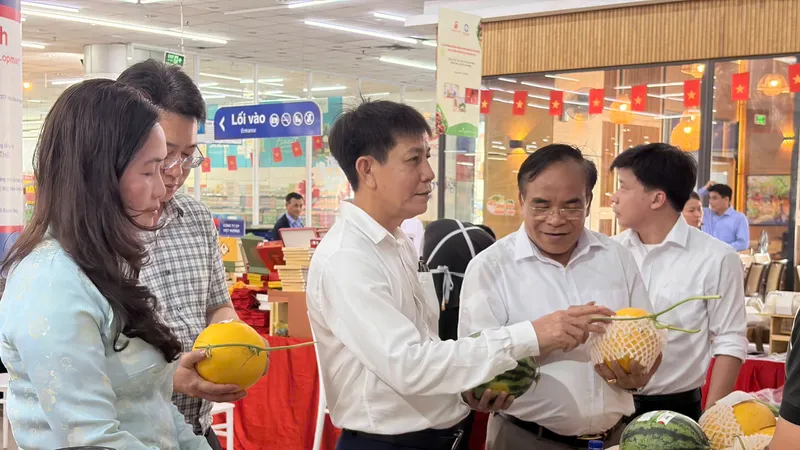 Lượng khách tìm mua nông sản, thực phẩm tăng mạnh tại các siêu thị Co.opmart. ẢNH MINH CHÂU