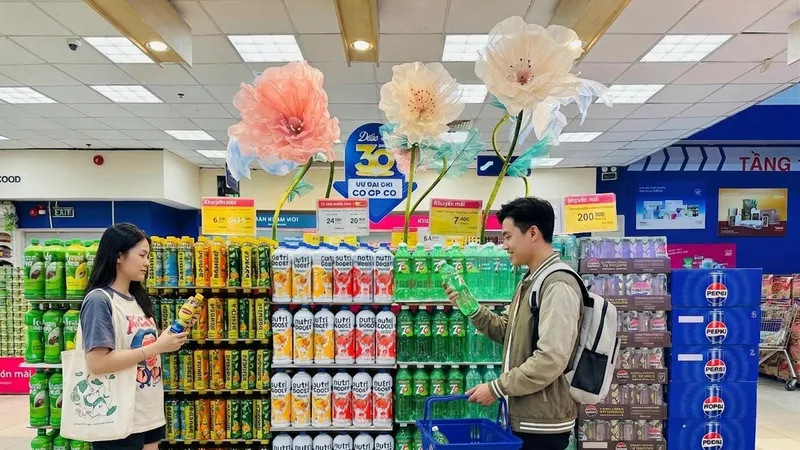 Tại Co.opmart, hàng ngàn sản phẩm giải nhiệt như nước uống, nước bù khoáng, nước giải khát, rau câu, thạch và kem... giảm giá đến 50%. ẢNH: PHÚC AN