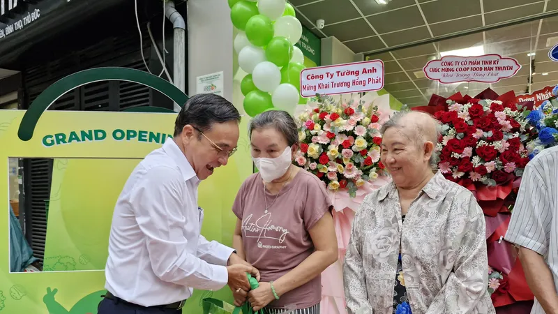 Người tiêu dùng tại Co.opmart sử dụng túi thân thiện môi trường khi mua hàng. Ảnh MINH XUÂN