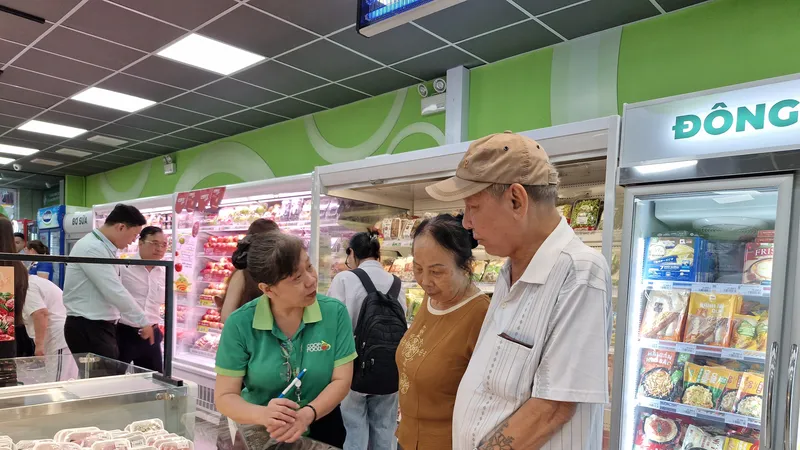 Thực phẩm tươi sống được trưng bày nổi bật tại Co.op Food New Concept, đáp ứng nhu cầu mua sắm tiện lợi của khách hàng đô thị. ẢNH: PHÚC AN