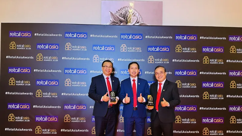 Đại diện Ban Tổng Giám đốc Saigon Co.op đã nhận hai giải thưởng “Nhà bán lẻ nội địa của năm – Việt Nam” và “Thương hiệu hàng nhãn riêng của năm – Việt Nam” tại Retail Asia Awards 2026.