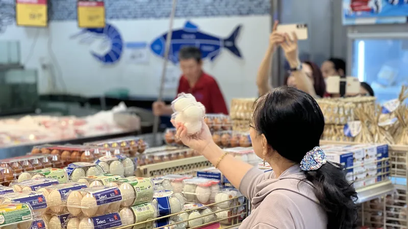 Hàng Việt ngày càng được nâng cao chất lượng, bao bì, hình thức để đáp ứng đa dạng nhu cầu tiêu dùng của khách hàng. Ảnh MINH AN