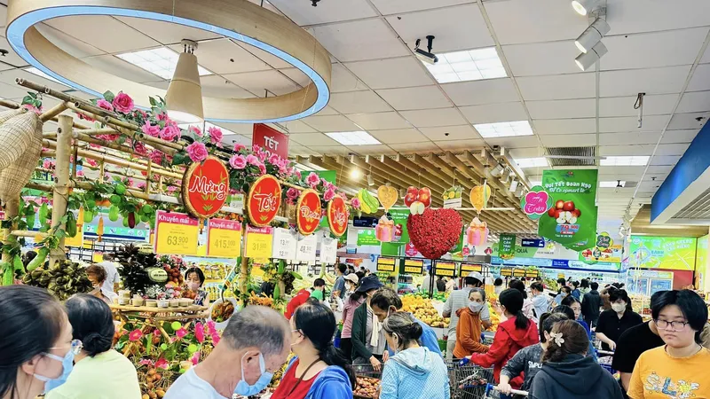 Người tiêu dùng mua sắm tấp nập tại hệ thống siêu thị Co.opmart. Ảnh MINH AN
