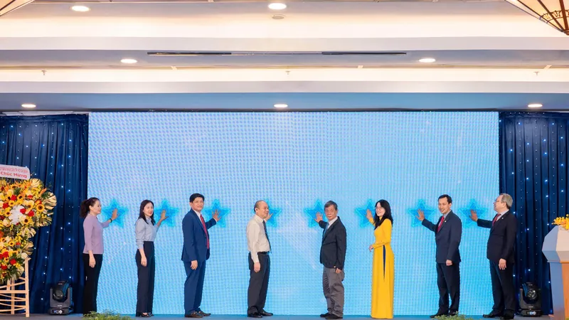 Các lãnh đạo 5 đơn vị thực hiện nghi thức ra mắt Liên minh Thương hiệu Sài Gòn. Ảnh THUỲ DƯƠNG
