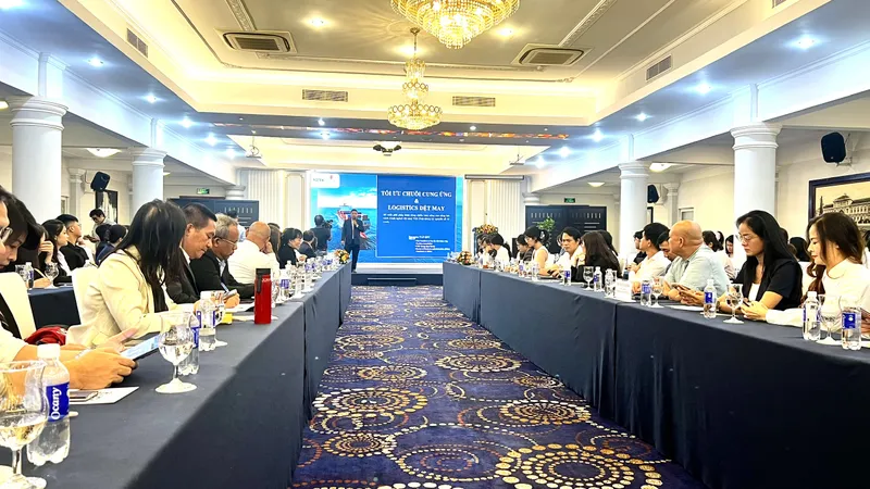 Nhiều doanh nghiệp ngành dệt may, da giày, chế biến gỗ tham gia hội nghị kết nối chuỗi cung ứng và dịch vụ logistics. Ảnh MINH XUÂN