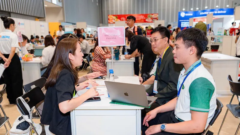 Đại diện các tập đoàn bán lẻ nước ngoài làm việc với doanh nghiệp Việt Nam để tìm nguồn cung ứng. Ảnh: BỘ CÔNG THƯƠNG