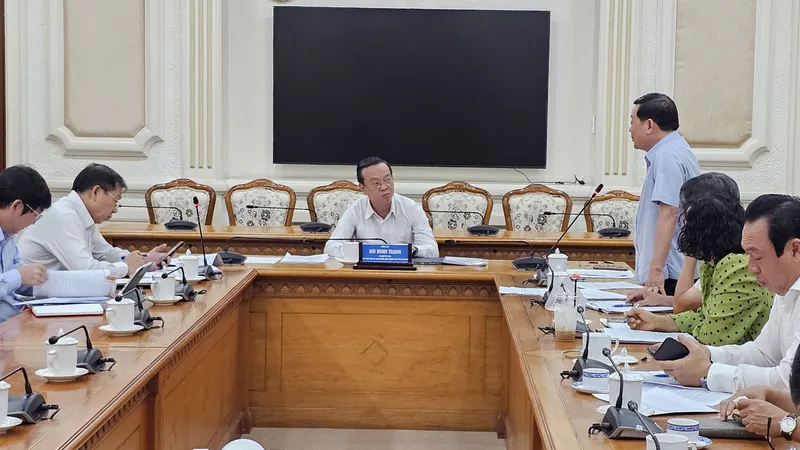 Giám đốc Sở NN-MT TPHCM Nguyễn Toàn Thắng báo cáo tại buổi làm việc. Ảnh: ĐỖ TRÀ GIANG