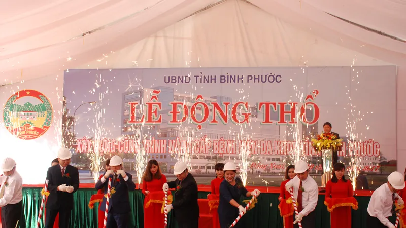 ​Các đại biểu tại lễ động thổ dự án nâng cấp bệnh viện đa khoa tỉnh Bình Phước