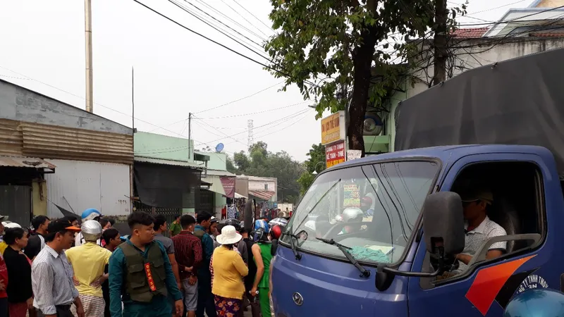 Lực lượng chức năng áp giải đối tượng giết chồng đến hiện trường thực nghiệm lại hiện trường vụ án