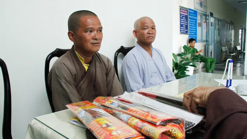 2 người giả nhà sư bị lực lượng chức năng phát hiện