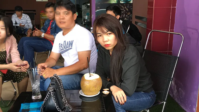 Đối tượng Bùi Thị Nụ (bên phải) khi bị phát hiện lẩn trốn ở khu vực nhà trọ