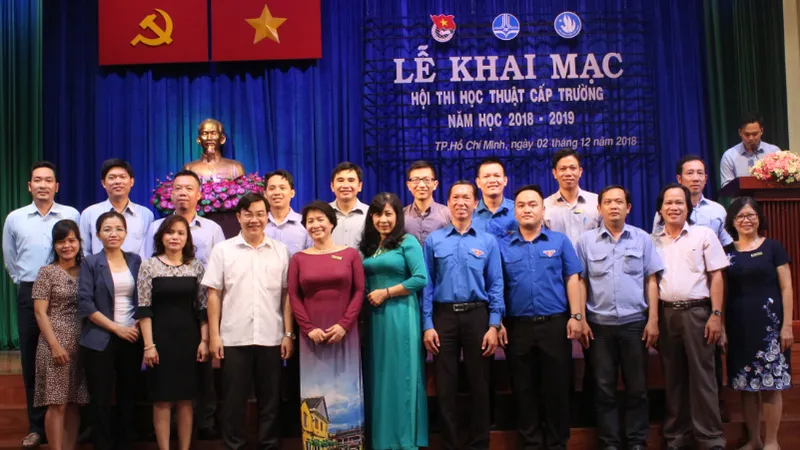 Ban Giám hiệu TDC chụp hình lưu niệm cùng các đại biểu tại lễ khai mạc