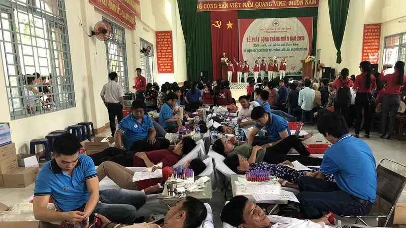 Các tình nguyện viên tham gia hiến máu trong ngày phát động tháng nhân đạo