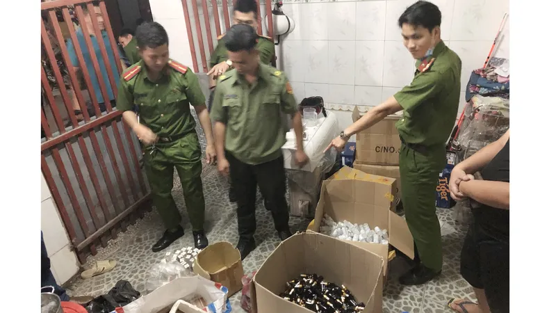 Lực lượng chức năng tại hiện trường xưởng sản xuất hàng giả