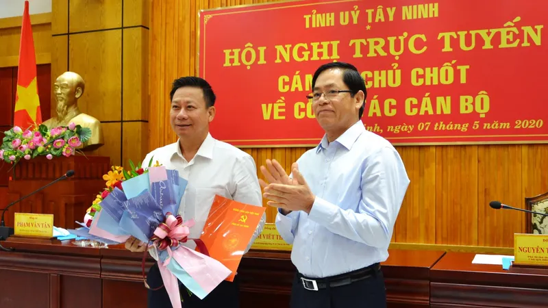 Bí thư Tỉnh ủy Tây Ninh Phạm Viết Thanh (bên phải) tặng hoa chúc mừng ông Nguyễn Thanh Ngọc
