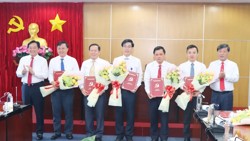 Ông Nguyễn Hoàng Thao (bìa trái) và đồng chí Trần Thanh Liêm (bìa phải) trao Quyết định cho nhà báo Lê Minh Tùng (thứ 2 từ trái sang) và các nhân sự được bổ nhiệm, bổ nhiệm lại. Ảnh: Báo Bình Dương
