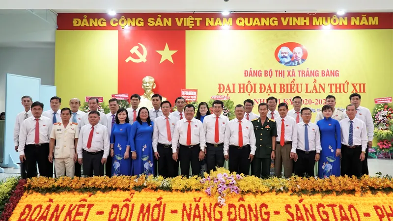 Các đại biểu chụp ảnh lưu niệm tại đại hội
