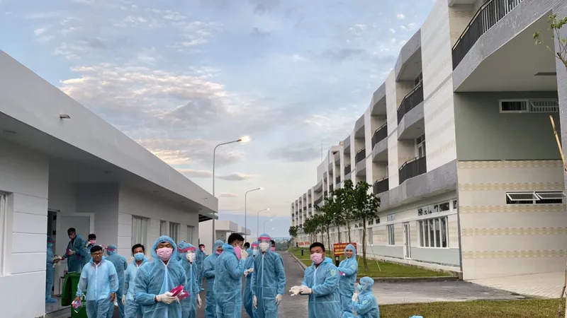 Lực lượng chức năng tại khu vực cách ly y tế huyện Bàu Bàng