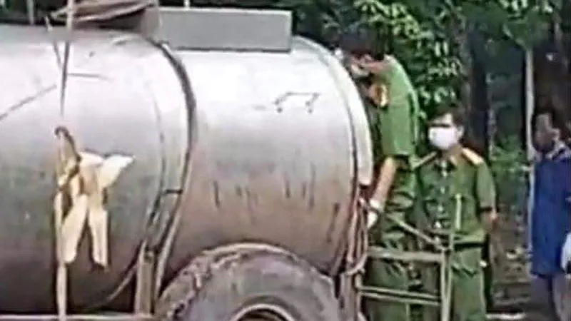 Lực lượng chức năng khám nghiệm hiện trường vụ việc