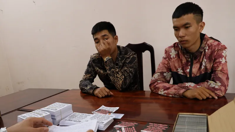 Đối tượng cùng tang vật tại cơ quan công an