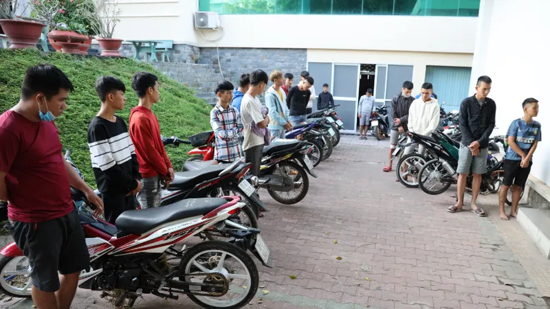 Nhóm thanh niên tụ tập đua xe trái phép tại trụ sở công an