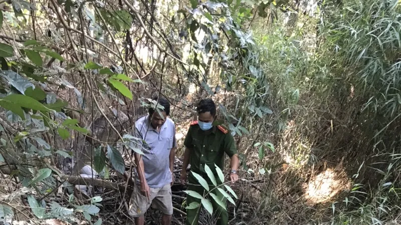 Lực lượng chức năng kiểm tra hiện trường xả thải. Ảnh: XUÂN TRUNG