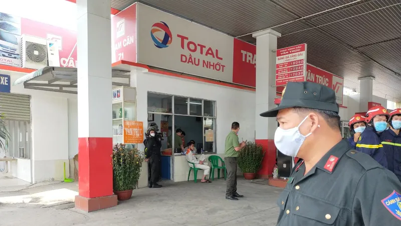Lực lượng công an tại hiện trường khám xét cây xăng Vân Trúc