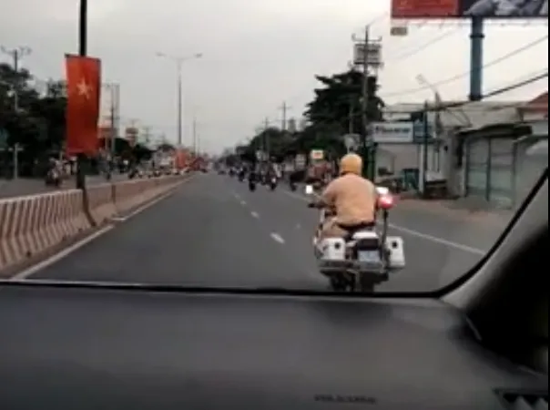Trung úy CSGT Bình Dương mở đường cho xe chở sản phụ từ Bình Dương đi TPHCM cấp cứu