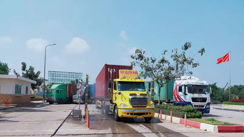 Các phương tiện qua lại biên giới được xịt sát khuẩn tự động