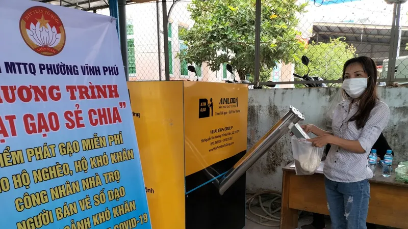 Trong ngày đầu đã có 800 kg gạo phát cho các trường hợp khó khăn