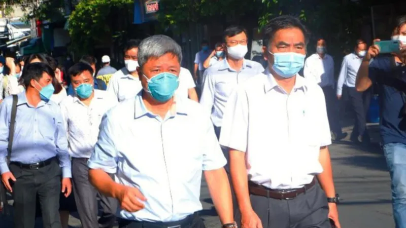 Đoàn công tác của Bộ y tế làm việc đi kiểm tra khu vực nhà trọ tại TP Thuận An