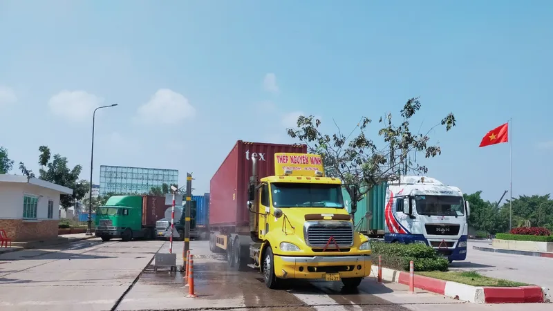 Các phương tiện qua lại cửa khẩu Mộc Bài được xịt sát khuẩn tự động