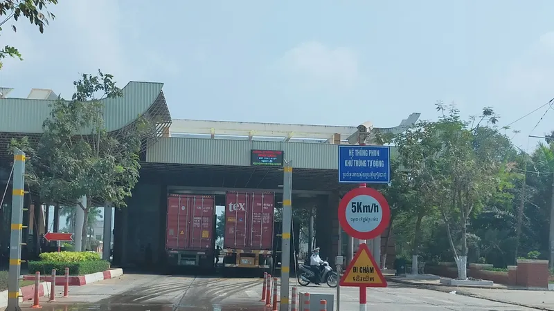 Phương tiện qua lại cửa khẩu Mộc Bài bắt buộc phải qua hệ thống sát khuẩn tự động