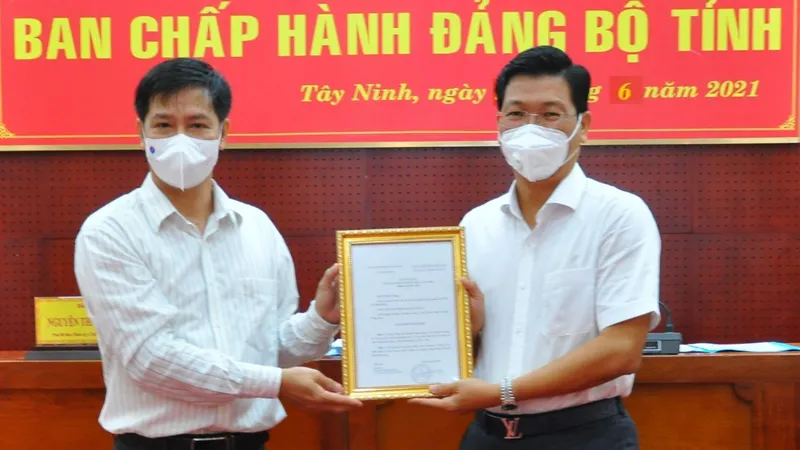 Bí thư Tỉnh ủy Tây Ninh Nguyễn Thành Tâm (bên trái) trao quyết định cho đồng chí Nguyễn Mạnh Hùng