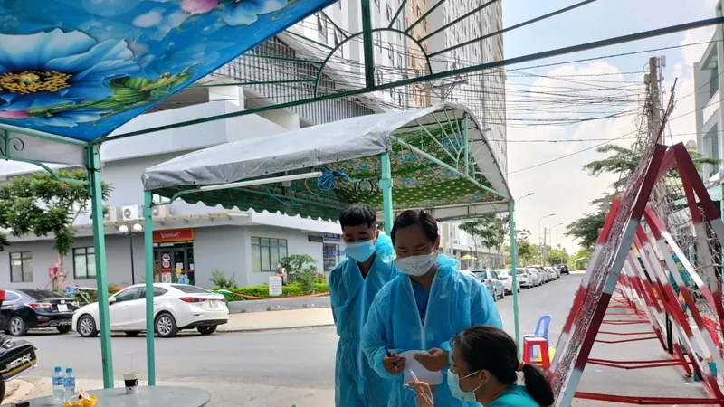 Lực lượng y tế làm nhiệm vụ truy vết các trường hợp tiếp xúc gần tại một chung cư ở TP Thuận An