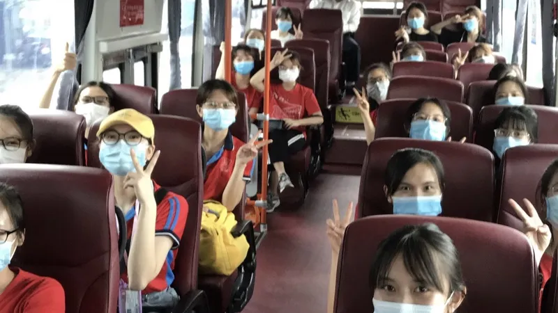 Đoàn cán bộ, sinh viên ĐH Y Hà Nội di chuyển từ sân bay đến tỉnh Bình Dương