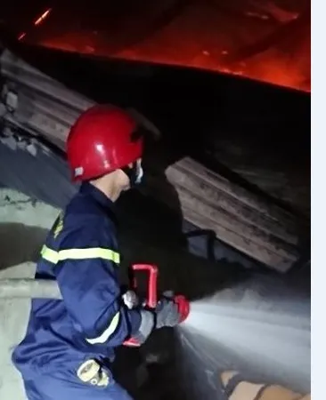Cảnh sát PCCC phun nước chữa cháy tại nhà xưởng