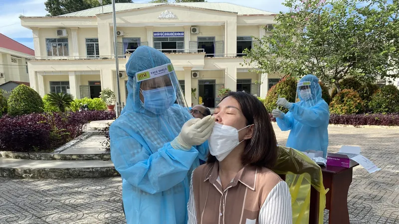 Nhân viên Y tế Tây Ninh lấy mẫu xét nghiệm tầm soát cho người dân