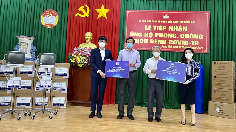 Bà Đặng Thị Kim Oanh (ngoài cùng bên phải), Chủ tịch Quỹ Từ thiện Kim Oanh tặng trang thiết bị y tế và gạo hỗ trợ tỉnh Đồng Nai phòng chống dịch