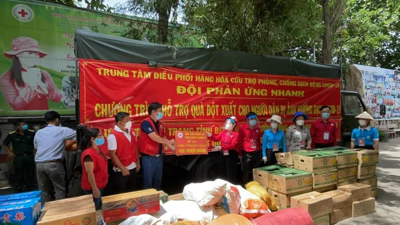 Đội phản ứng nhanh tỉnh Bình Dương tặng hàng hóa cứu trợ cho Trung tâm nhân đạo Quê Hương
