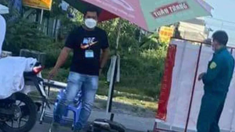 Trương Văn Công (áo đen) thừa nhận hành vi vi phạm