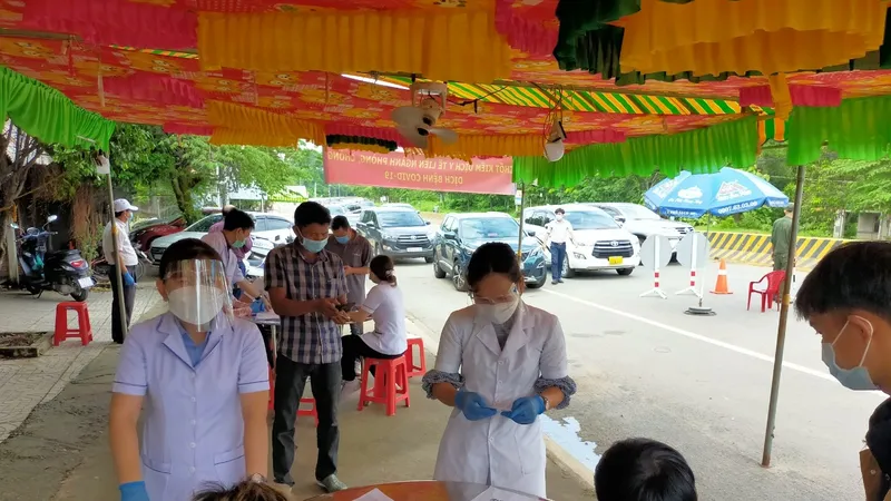 Nhân viên y tế Bình Dương thực hiện nhiệm vụ tại chốt kiểm soát dịch