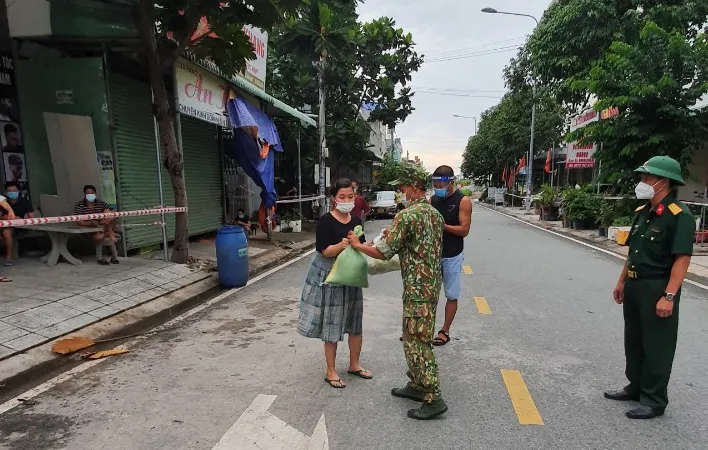 Lực lượng chức năng TP Thuận An khẩn trương phát LTTP cho người dân