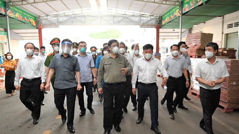 Thủ tướng kiểm tra công tác điều trị người mắc Covid-19 tại TP Thuận An, tỉnh Bình Dương