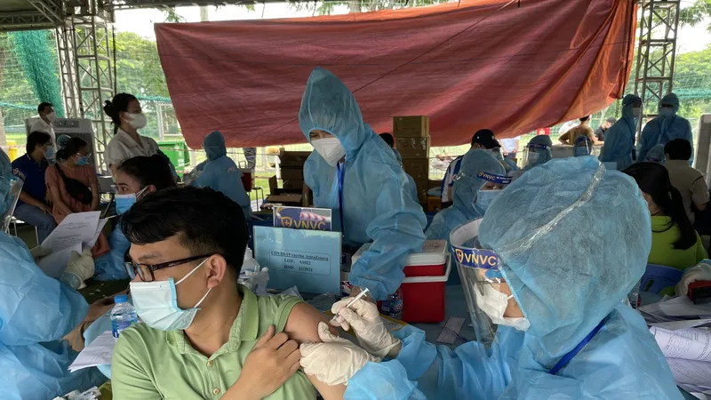 Nhân viên y tế tỉnh Bình Dương tiêm vaccine cho người dân