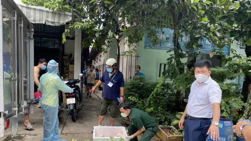 Ông Nguyễn Thanh Tâm, Chủ tịch UBND TP Thuận An kiểm tra phòng chống dịch 
